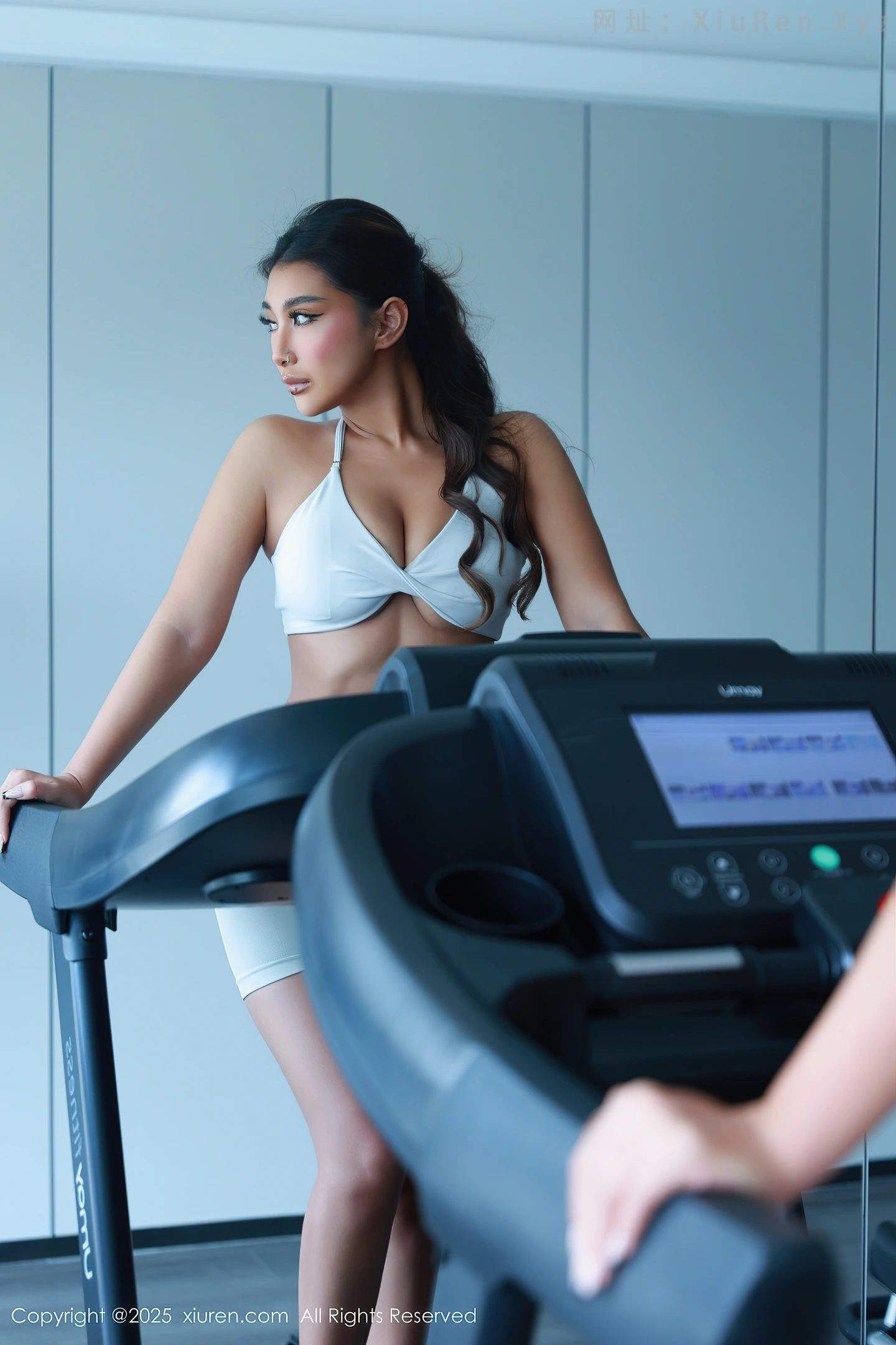 图片[4]-[XiuRen秀人网]VOL.10621 新人模特FE-健身房性感白色运动服露健康肤色秀曼妙身姿诱惑写真65P-秀人网官方网站